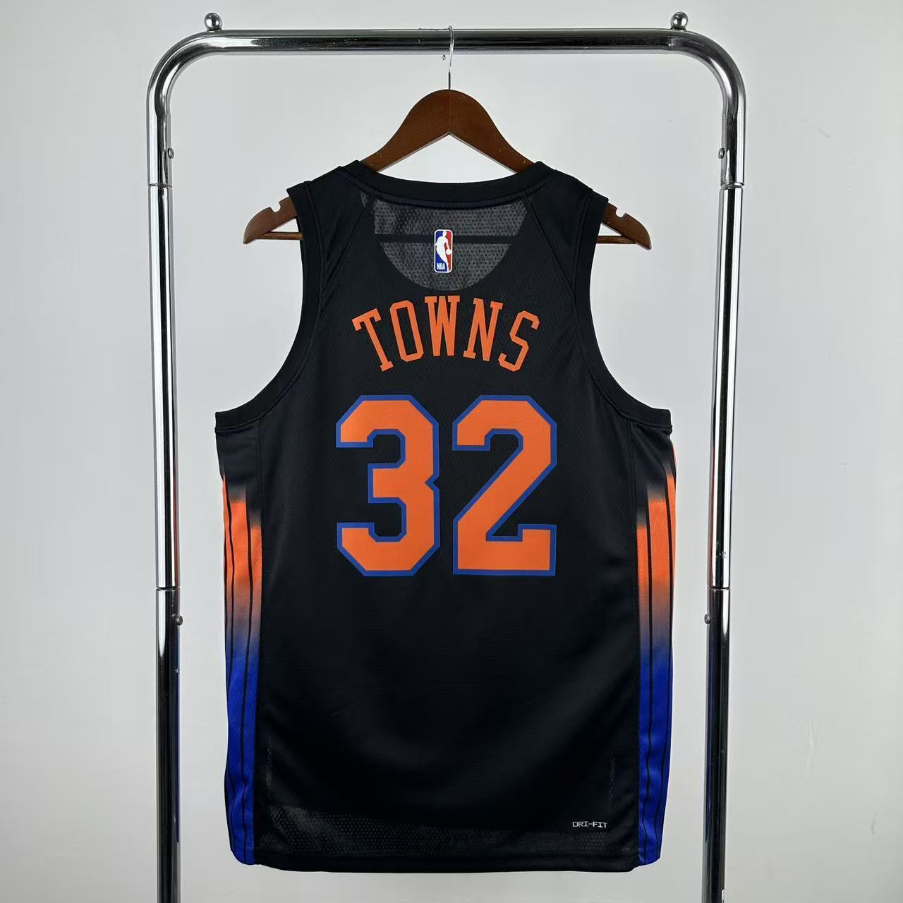 New York Knicks 2025-26 Black Swingman Jersey - Statement Edition